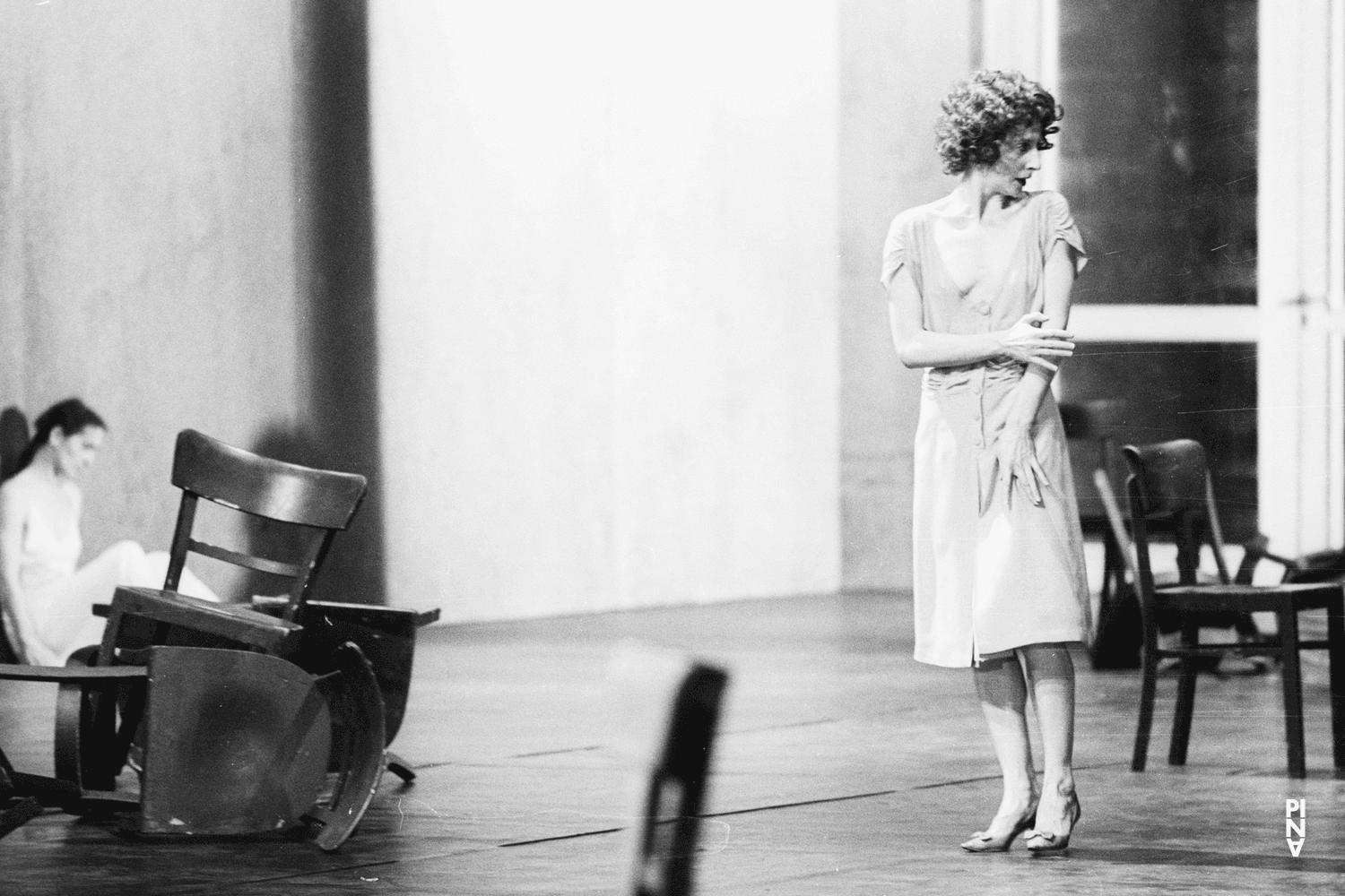 Finola Cronin et Pina Bausch dans « Café Müller » de Pina Bausch