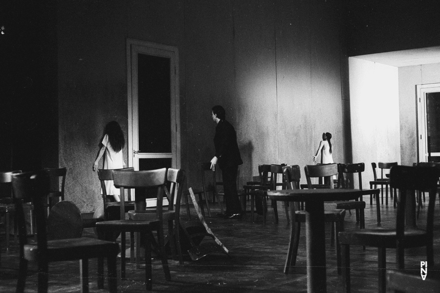 Malou Airaudo, Jean Laurent Sasportes et Pina Bausch dans « Café Müller » de Pina Bausch