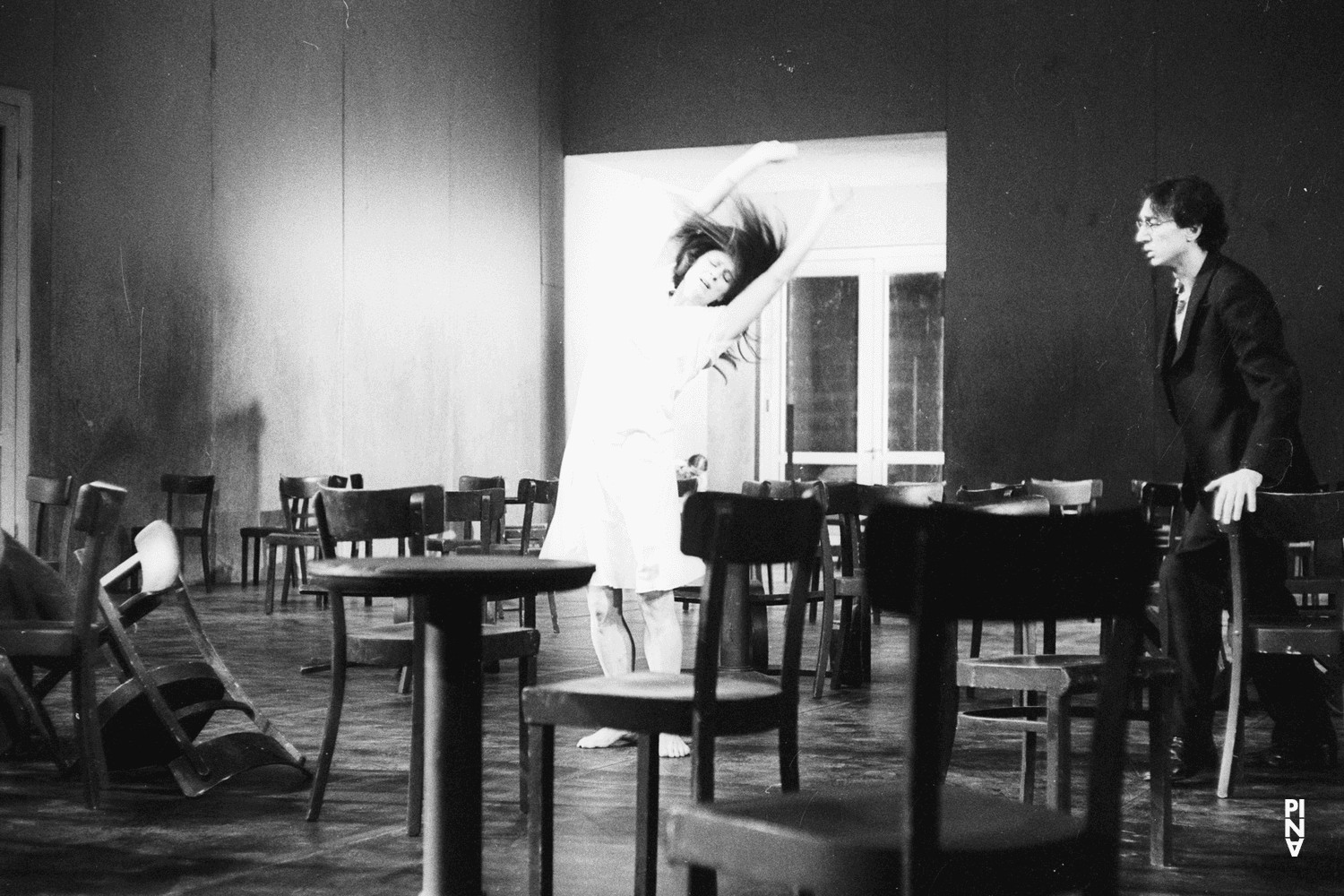 Jean Laurent Sasportes, Malou Airaudo et Pina Bausch dans « Café Müller » de Pina Bausch