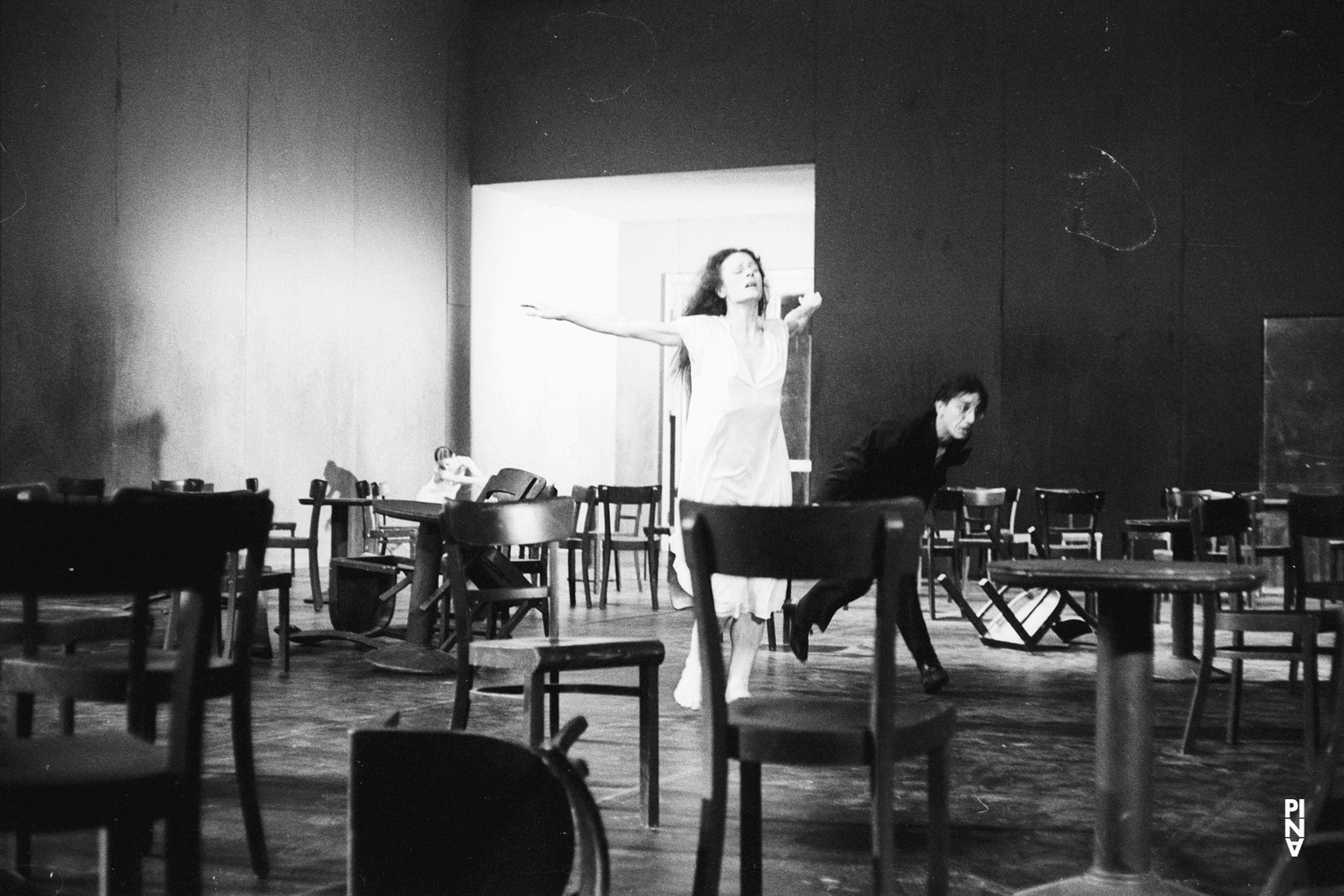 Malou Airaudo, Jean Laurent Sasportes und Pina Bausch in „Café Müller“ von Pina Bausch