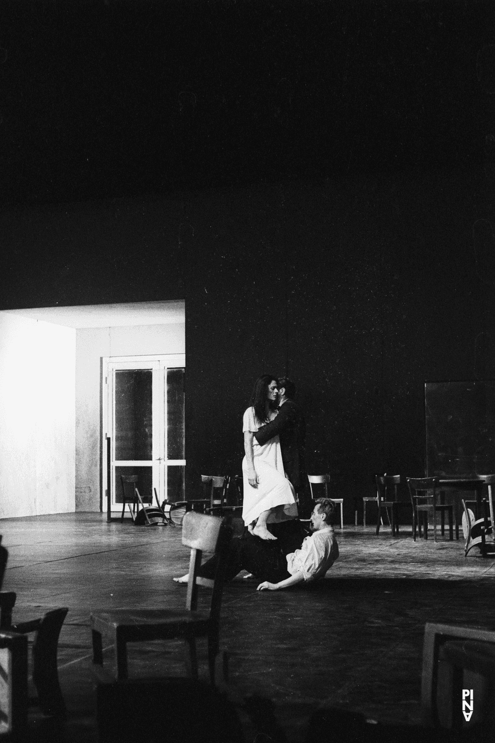 Dominique Mercy, Malou Airaudo und Jan Minařík in „Café Müller“ von Pina Bausch