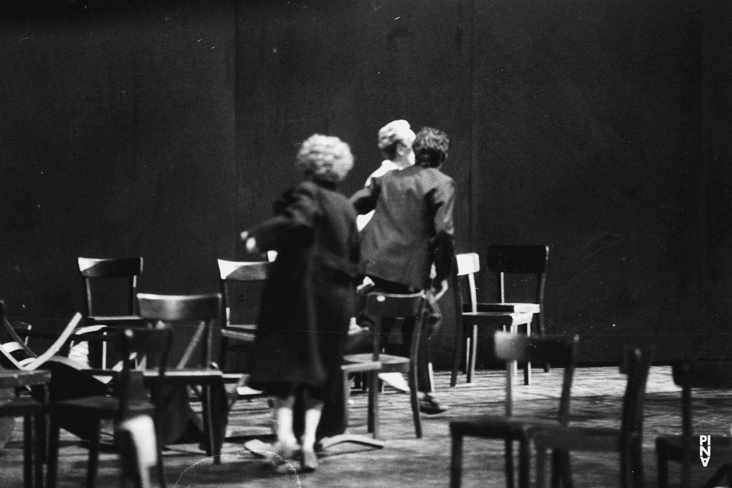 Finola Cronin, Jean Laurent Sasportes und Dominique Mercy in „Café Müller“ von Pina Bausch