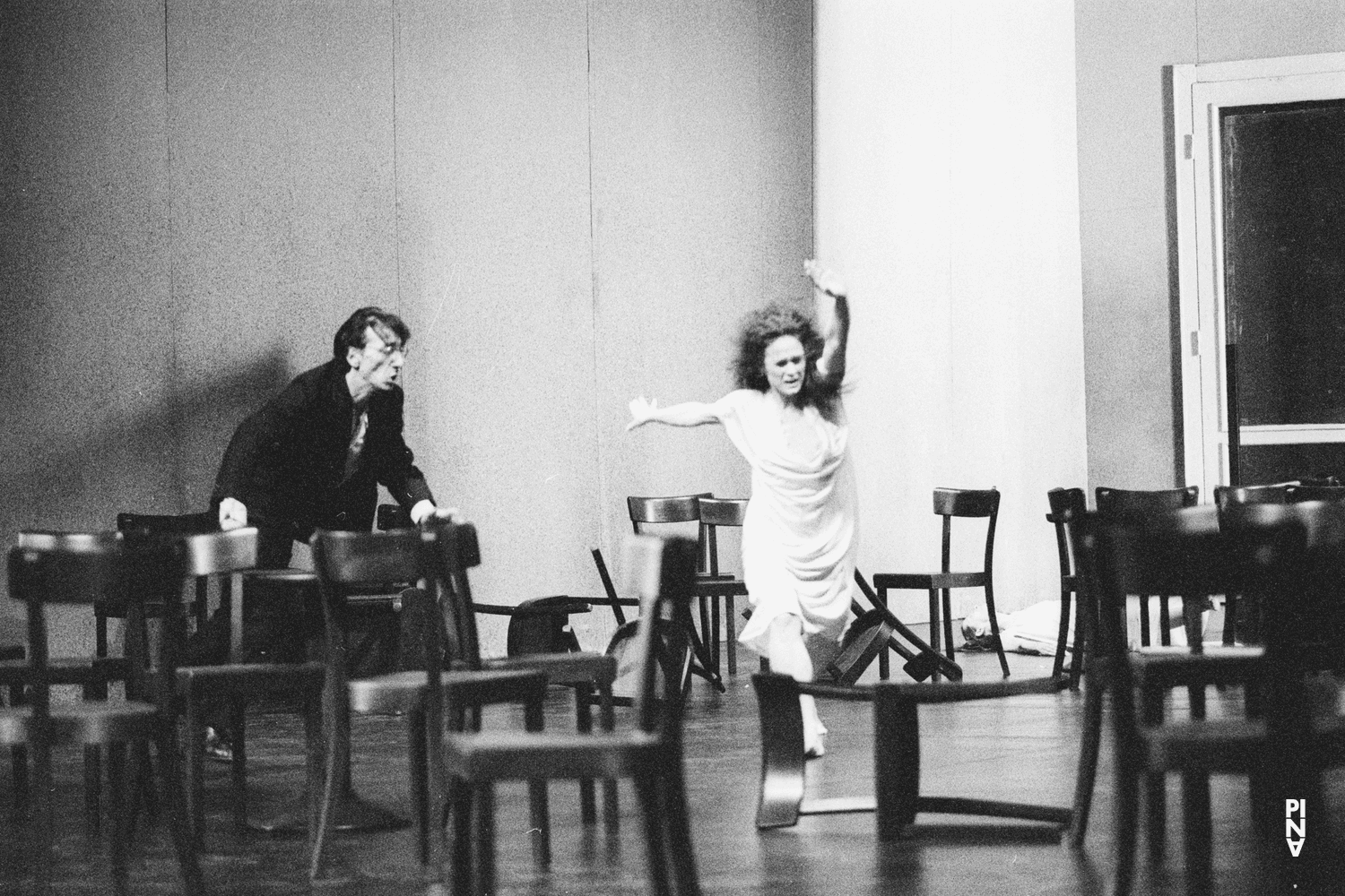 Jean Laurent Sasportes, Malou Airaudo et Pina Bausch dans « Café Müller » de Pina Bausch