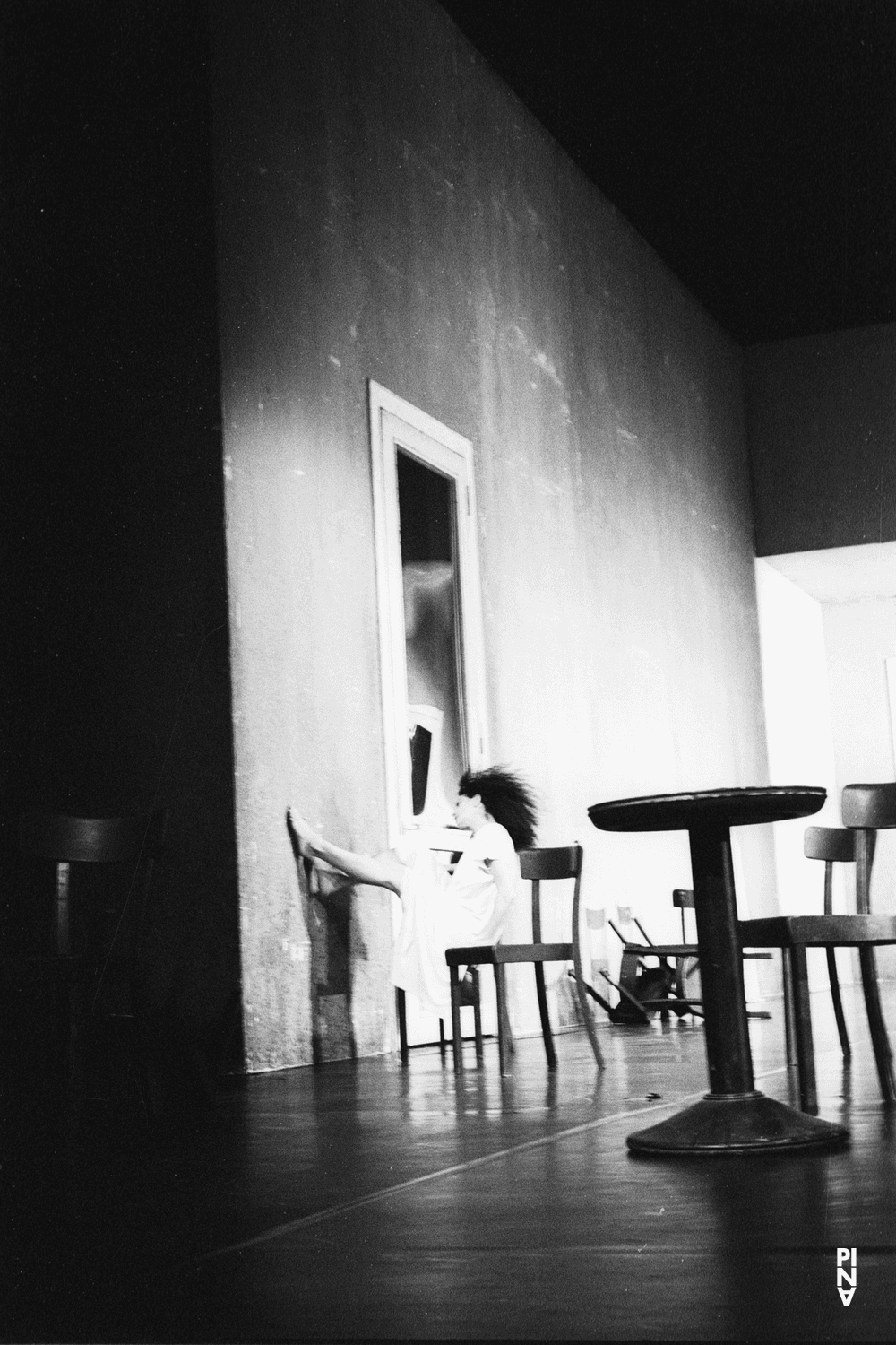 Aida Vainieri in „Café Müller“ von Pina Bausch