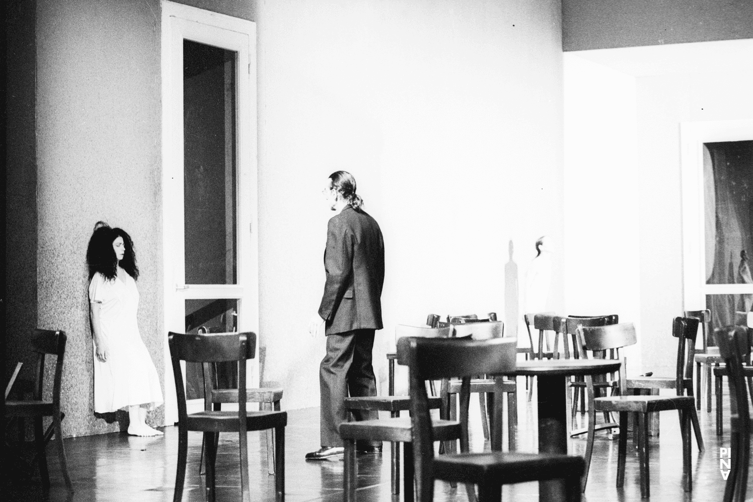 Aida Vainieri, Jean Laurent Sasportes und Pina Bausch in „Café Müller“ von Pina Bausch