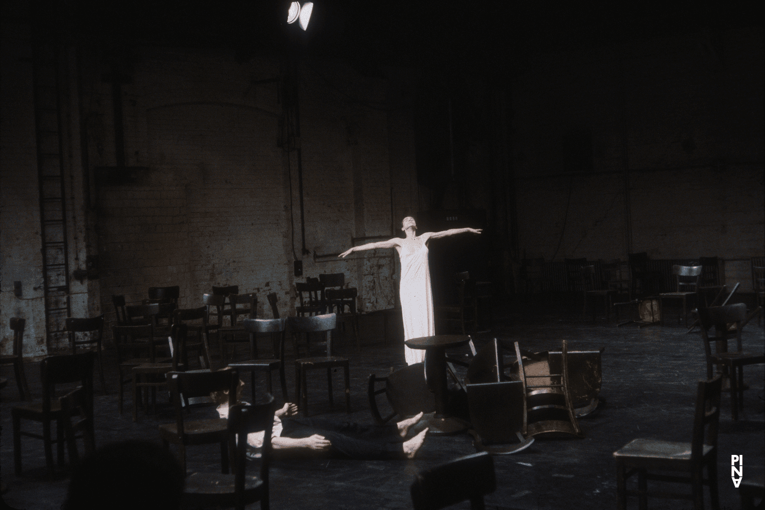 Dominique Mercy und Pina Bausch in „Café Müller“ von Pina Bausch in der Kampnagelfabrik Hamburg, Spielzeit 1984/85