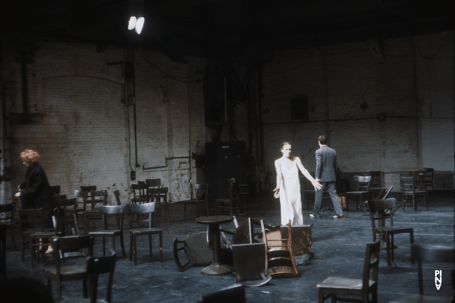 Nazareth Panadero, Pina Bausch und Jan Minařík in „Café Müller“ von Pina Bausch in der Kampnagelfabrik Hamburg, Spielzeit 1984/85