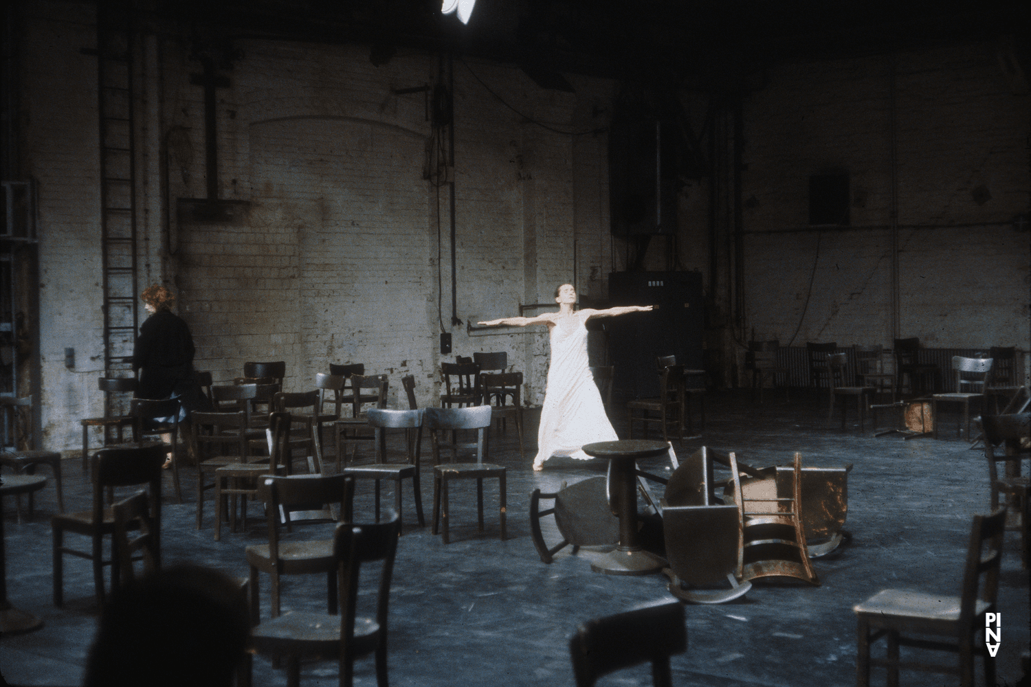 Pina Bausch und Nazareth Panadero in „Café Müller“ von Pina Bausch in der Kampnagelfabrik Hamburg, Spielzeit 1984/85