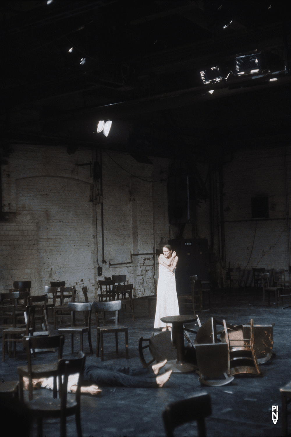 Dominique Mercy et Pina Bausch dans « Café Müller » de Pina Bausch à Kampnagelfabrik Hamburg, saison 1984/85
