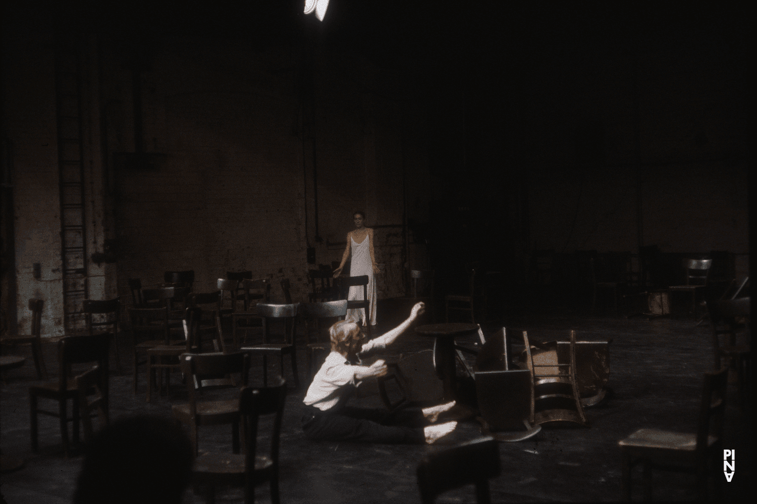 Dominique Mercy et Pina Bausch dans « Café Müller » de Pina Bausch à Kampnagelfabrik Hamburg