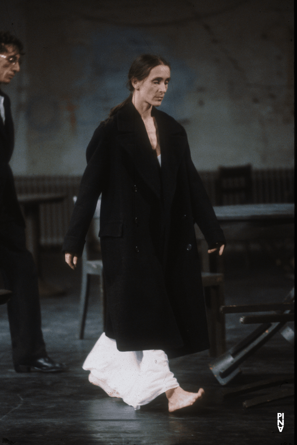 Pina Bausch und Jean Laurent Sasportes in „Café Müller“ von Pina Bausch in der Kampnagelfabrik Hamburg, Spielzeit 1984/85