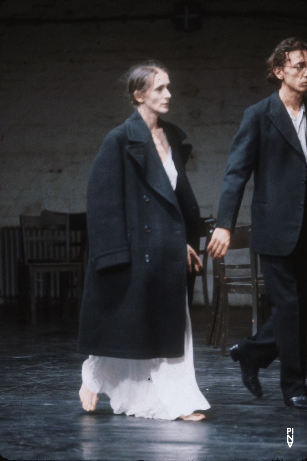 Pina Bausch und Jean Laurent Sasportes in „Café Müller“ von Pina Bausch in der Kampnagelfabrik Hamburg, Spielzeit 1984/85