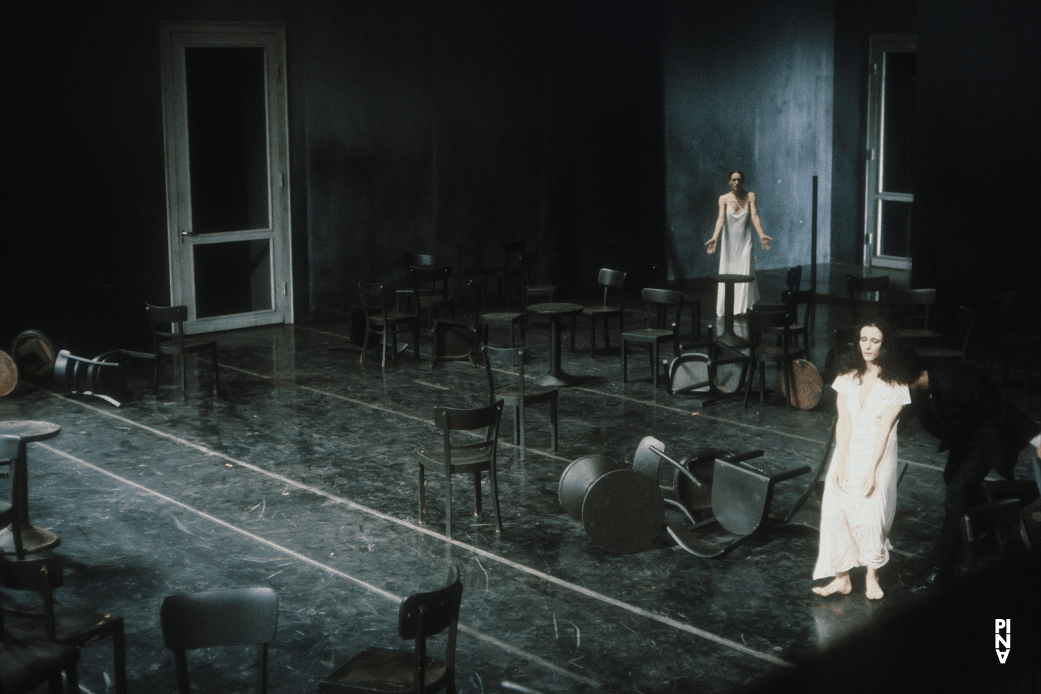 Jean Laurent Sasportes, Beatrice Libonati und Pina Bausch in „Café Müller“ von Pina Bausch