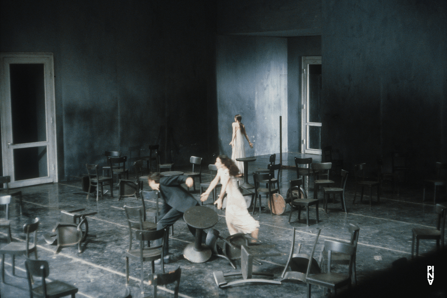Jean Laurent Sasportes, Beatrice Libonati et Pina Bausch dans « Café Müller » de Pina Bausch