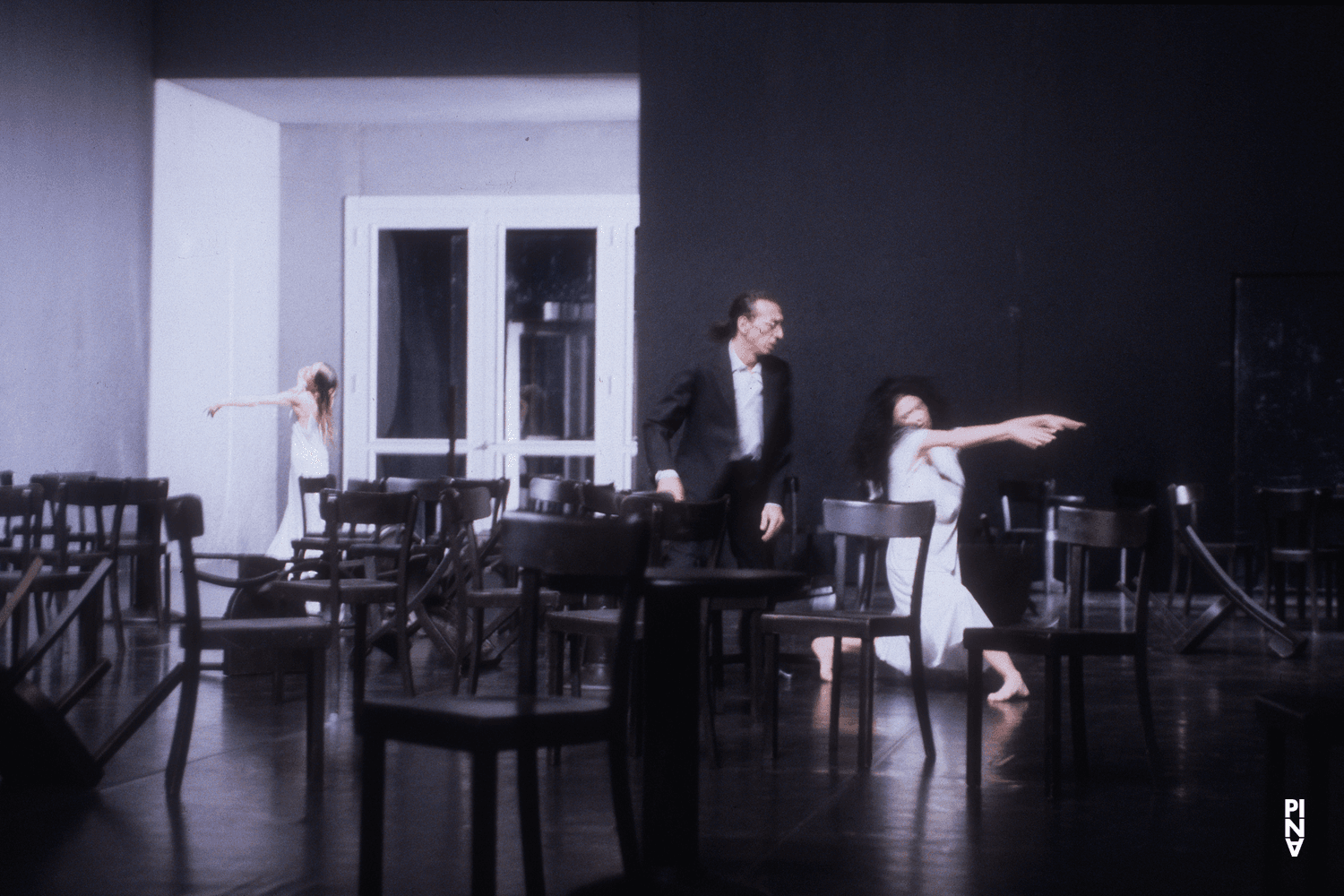 Jean Laurent Sasportes, Aida Vainieri und Pina Bausch in „Café Müller“ von Pina Bausch