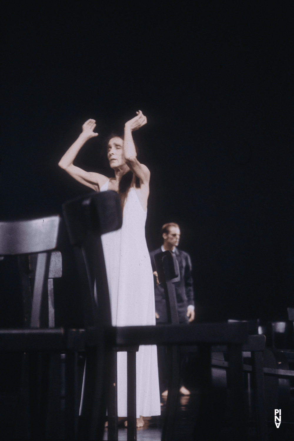 Pina Bausch und Michael Strecker in „Café Müller“ von Pina Bausch
