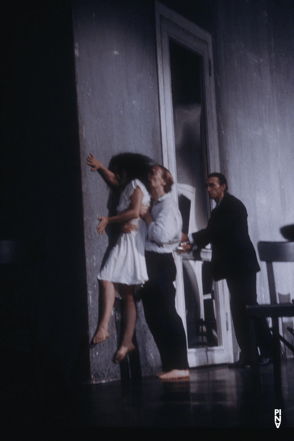 Dominique Mercy, Aida Vainieri und Jean Laurent Sasportes in „Café Müller“ von Pina Bausch