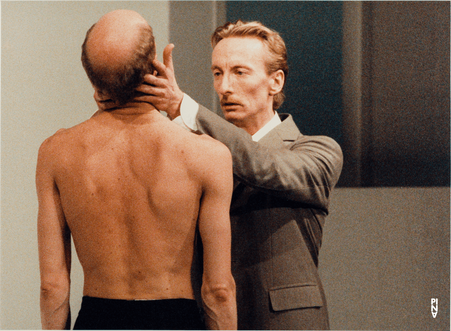Dominique Mercy und Jakob Haahr Andersen in „Two Cigarettes in the Dark“ von Pina Bausch