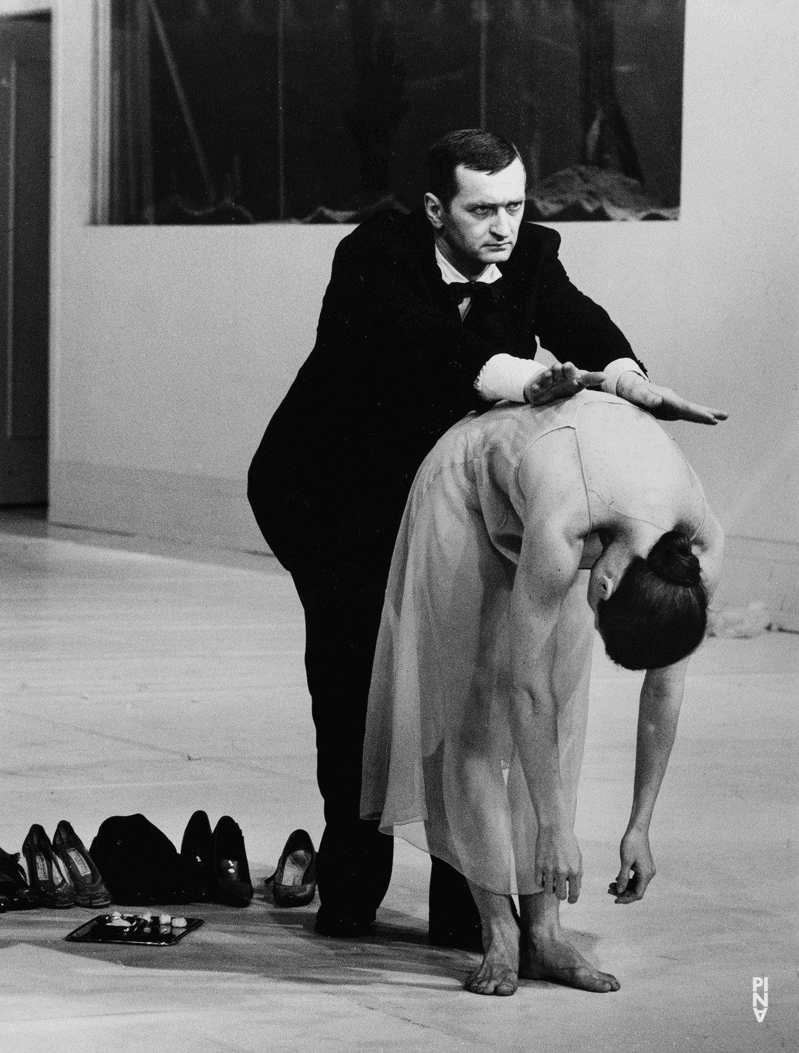 Josephine Ann Endicott und Jan Minařík in „Two Cigarettes in the Dark“ von Pina Bausch
