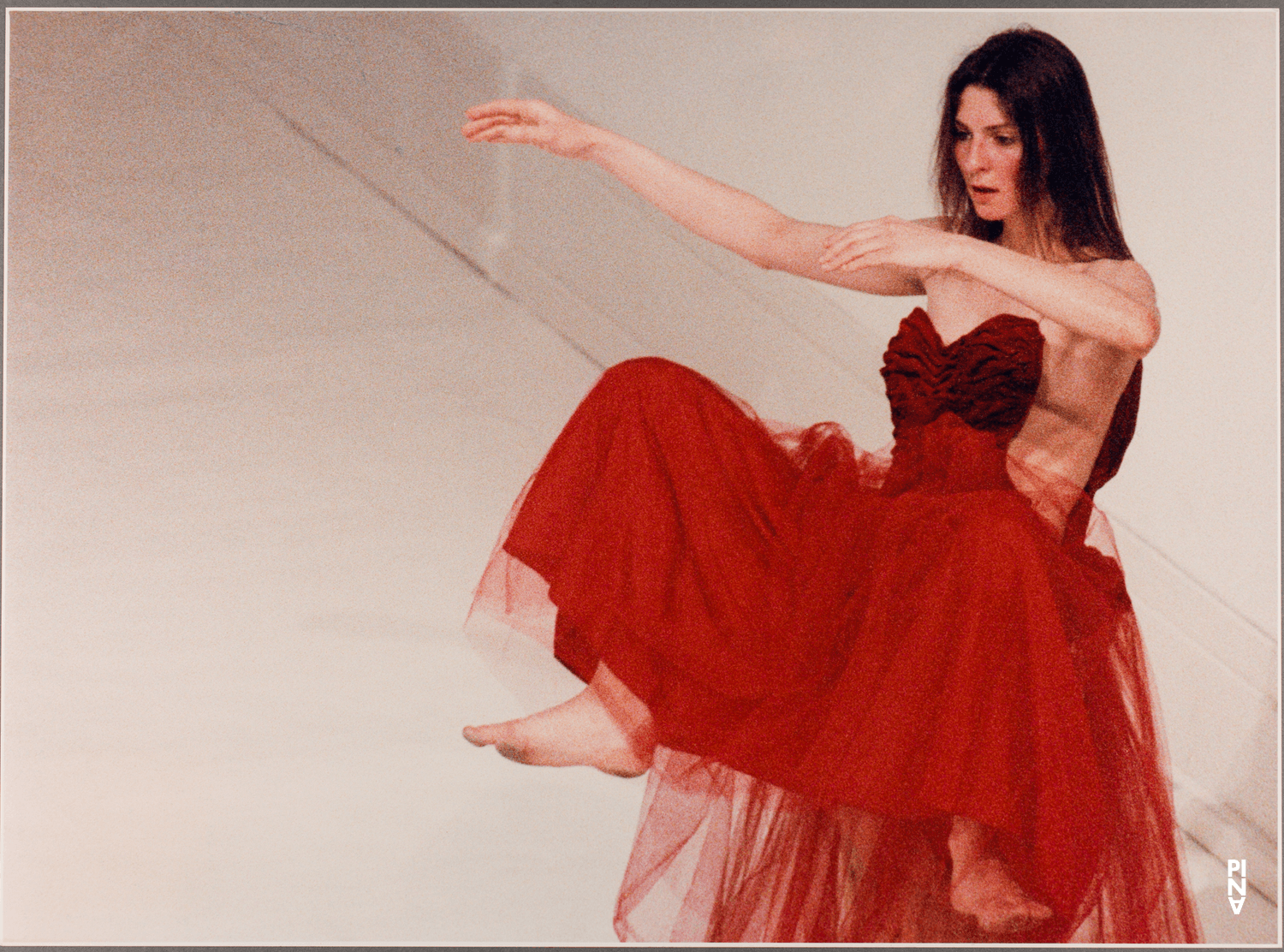 Héléna Pikon in „Two Cigarettes in the Dark“ von Pina Bausch