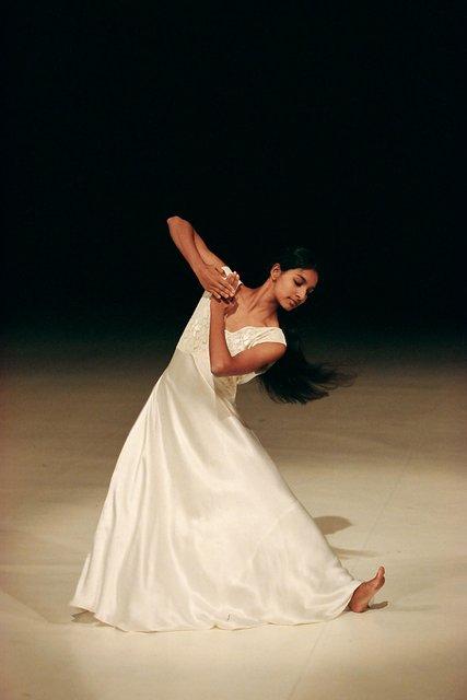 Shantala Shivalingappa in “O Dido” by Pina Bausch with Tanztheater Wuppertal at Théâtre de la Ville Paris (France), June 15, 2000