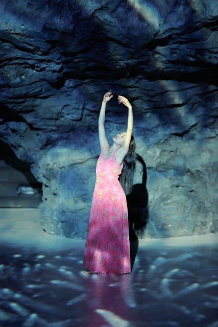 Nayoung Kim in “O Dido” by Pina Bausch with Tanztheater Wuppertal at Théâtre de la Ville Paris (France), June 15, 2000