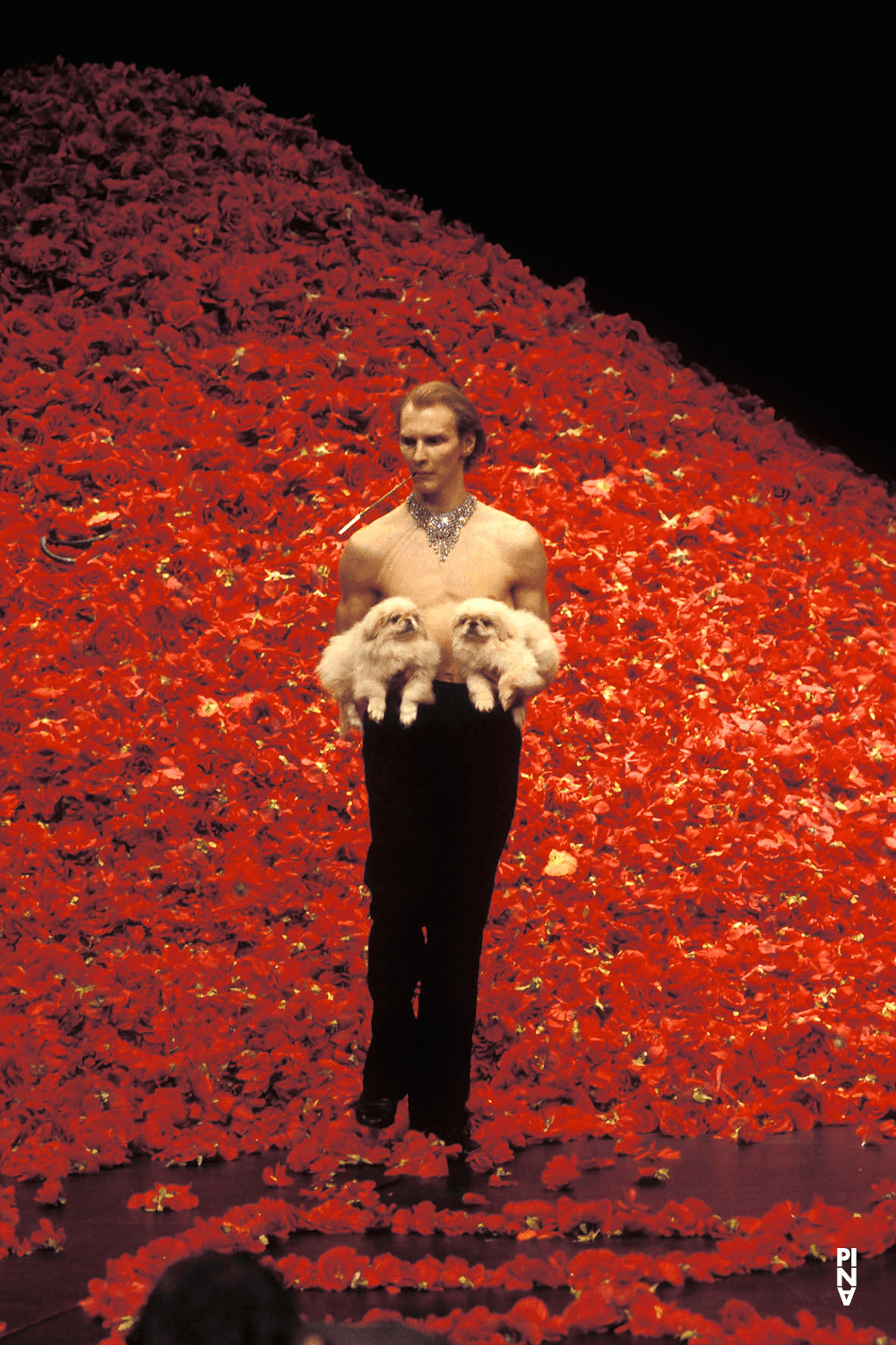 Andrey Berezin in „Der Fensterputzer“ von Pina Bausch mit Tanztheater Wuppertal im Théâtre de la Ville Paris (Frankreich), 22. April 1998