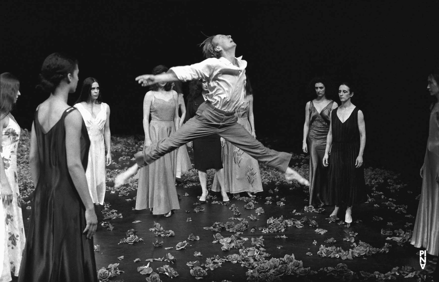 « Der Fensterputzer (Le laveur de vitres) » de Pina Bausch avec Tanztheater Wuppertal au Théâtre de la Ville Paris (France), 22 avril 1998