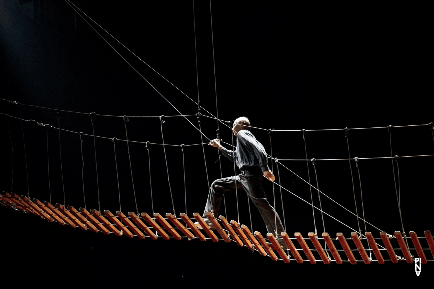 Andrey Berezin in „Der Fensterputzer“ von Pina Bausch mit Tanztheater Wuppertal im Opernhaus Wuppertal (Deutschland), 3. November 2011