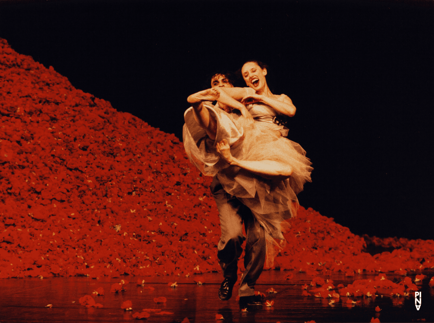 Nazareth Panadero and Daphnis Kokkinos in “Der Fensterputzer (The Window Washer)” by Pina Bausch