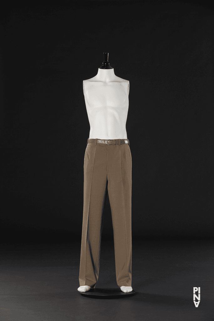 Pantalon, porté dans Dominique Mercy en « Der Fensterputzer (Le laveur de vitres) » de Pina Bausch