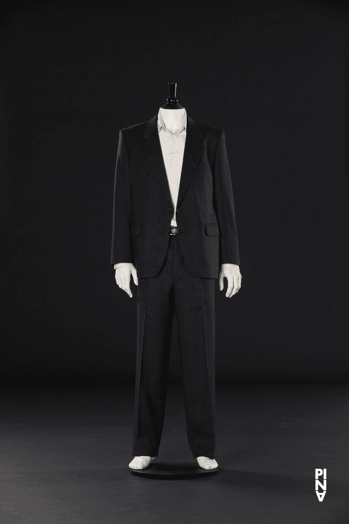 Costume, porté dans Dominique Mercy en « Der Fensterputzer (Le laveur de vitres) » de Pina Bausch