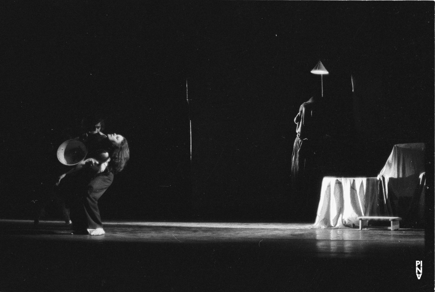 Malou Airaudo, Jan Minařík et Charlotte Butler dans « Fritz » de Pina Bausch à l'Opernhaus Wuppertal