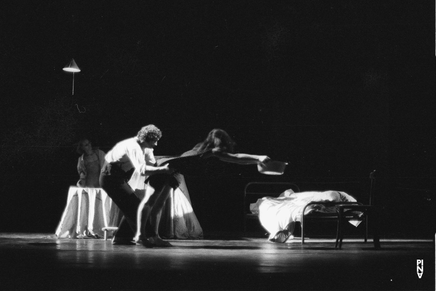 Jan Minařík, Malou Airaudo und Marlis Alt in „Fritz“ von Pina Bausch im Opernhaus Wuppertal