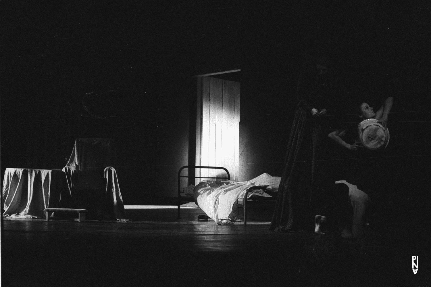 Charlotte Butler, Jan Minařík und Malou Airaudo in „Fritz“ von Pina Bausch im Opernhaus Wuppertal