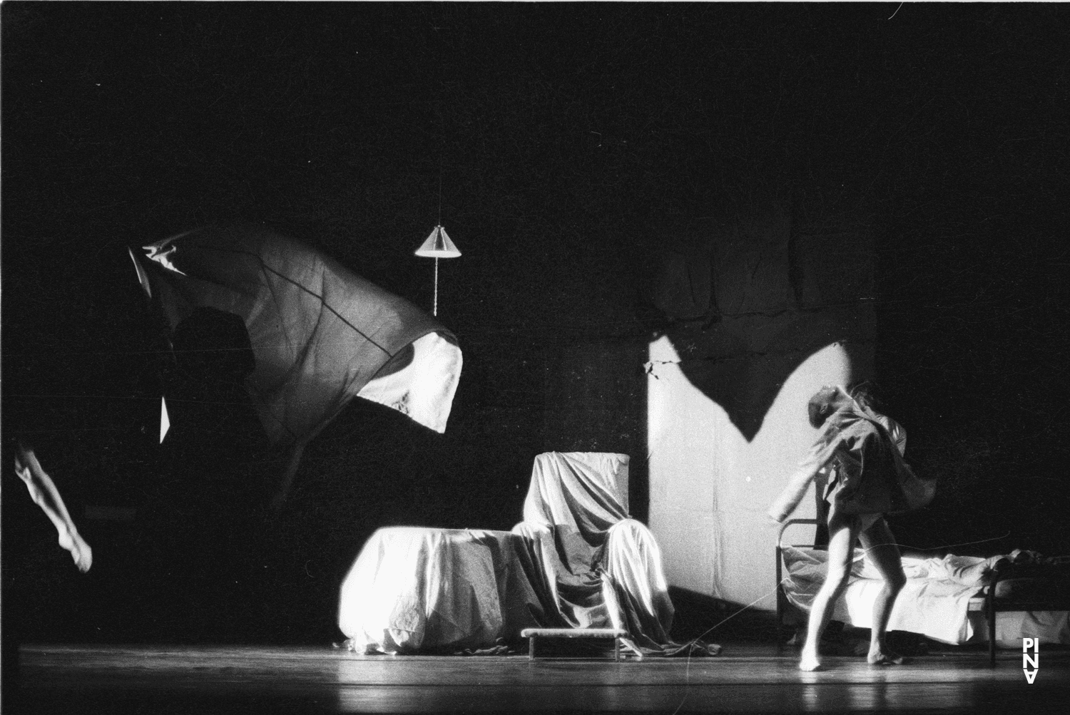 Jan Minařík, Charlotte Butler und Hiltrud Blanck in „Fritz“ von Pina Bausch im Opernhaus Wuppertal