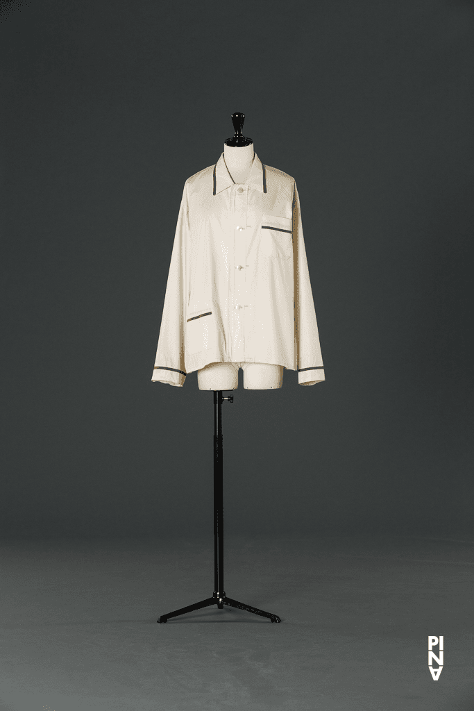 Schlafanzugoberteil, getragen von Marlis Alt in „Fritz“ von Pina Bausch