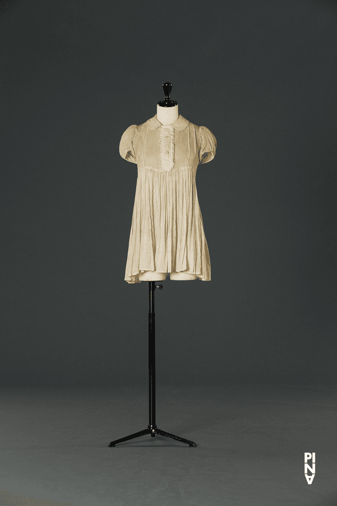 Robe pour enfant et blouse / chemisier / corsage, porté dans Vivienne Newport en « Fritz » de Pina Bausch