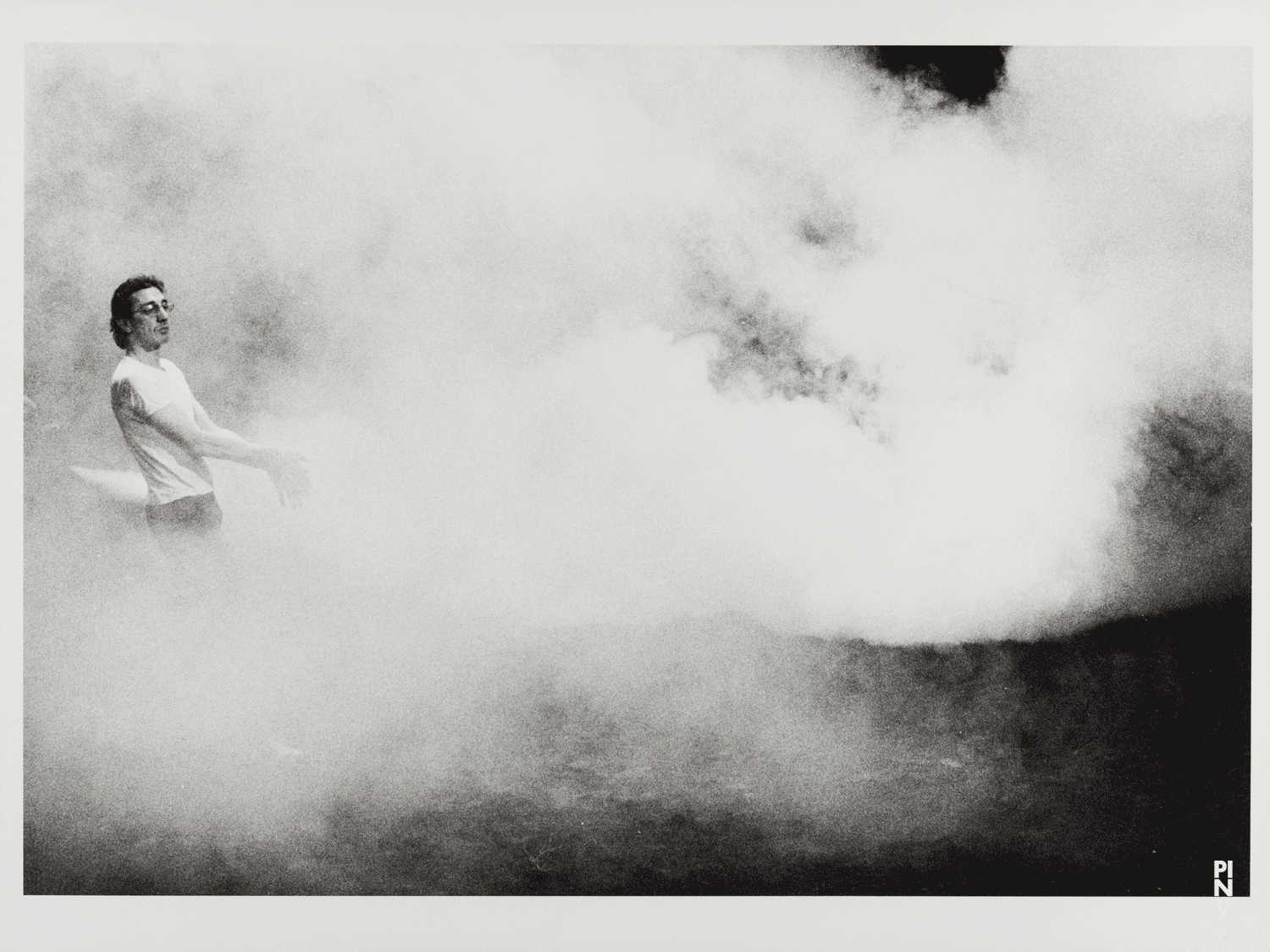 Jean Laurent Sasportes dans « Auf dem Gebirge hat man ein Geschrei gehört (Sur la montagne, on entendit un hurlement) » de Pina Bausch