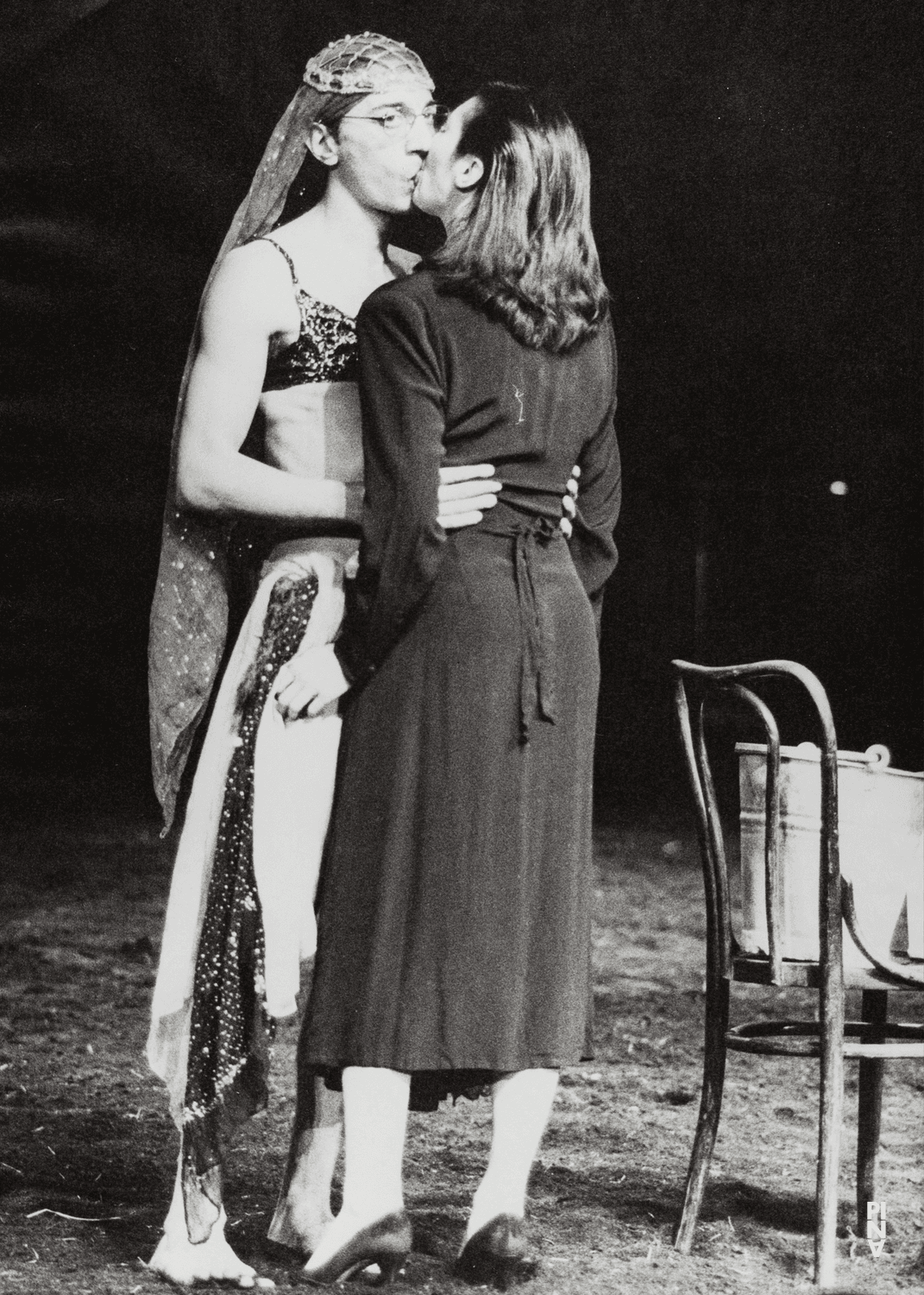 Anne Marie Benati et Jean Laurent Sasportes dans « Auf dem Gebirge hat man ein Geschrei gehört (Sur la montagne, on entendit un hurlement) » de Pina Bausch
