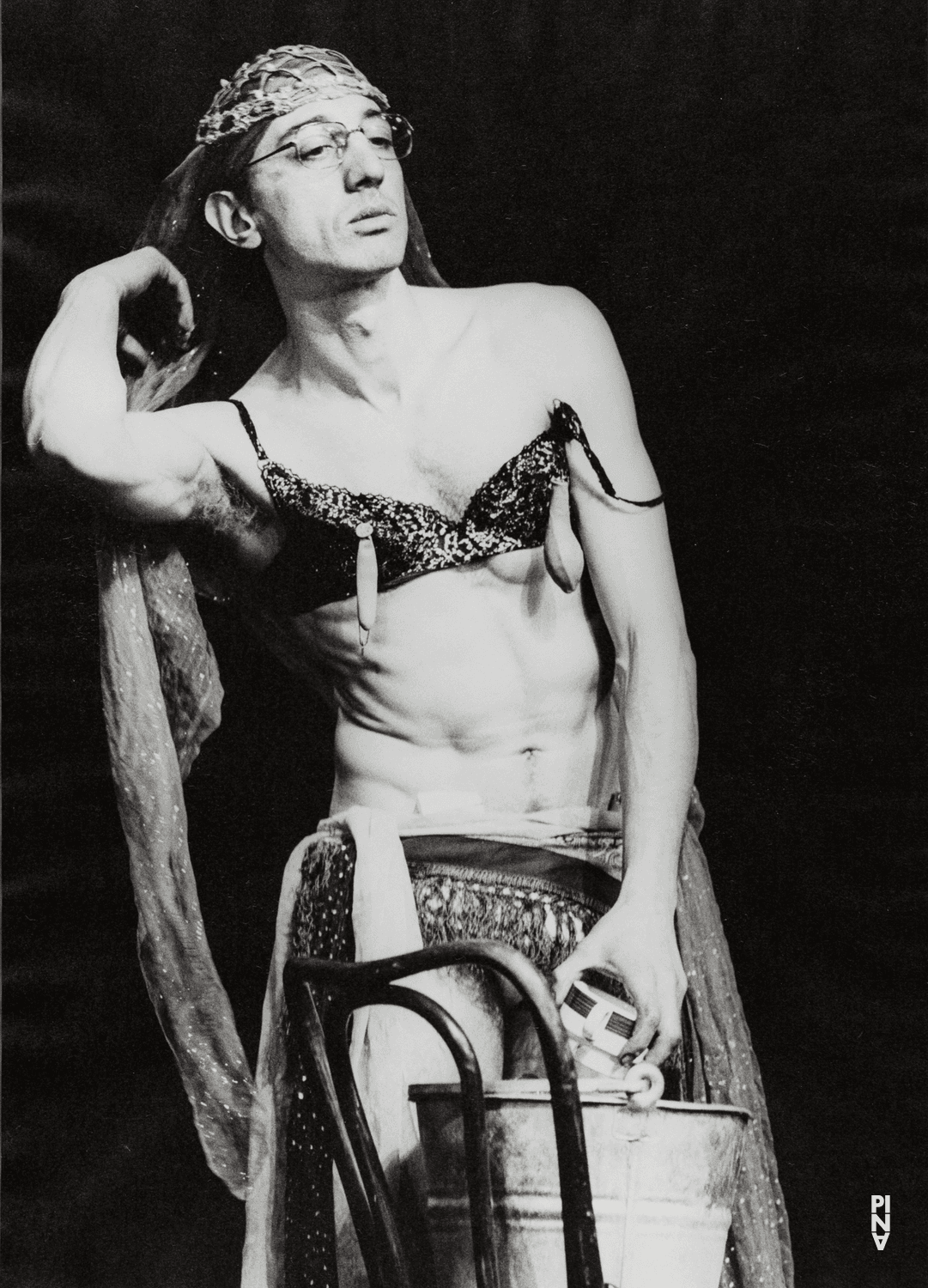 Jean Laurent Sasportes dans « Auf dem Gebirge hat man ein Geschrei gehört (Sur la montagne, on entendit un hurlement) » de Pina Bausch