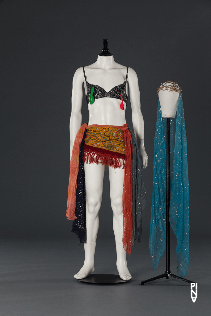 Soutien-gorge, costume fantaisie et foulards, porté dans Jean Laurent Sasportes en « Auf dem Gebirge hat man ein Geschrei gehört (Sur la montagne, on entendit un hurlement) » de Pina Bausch