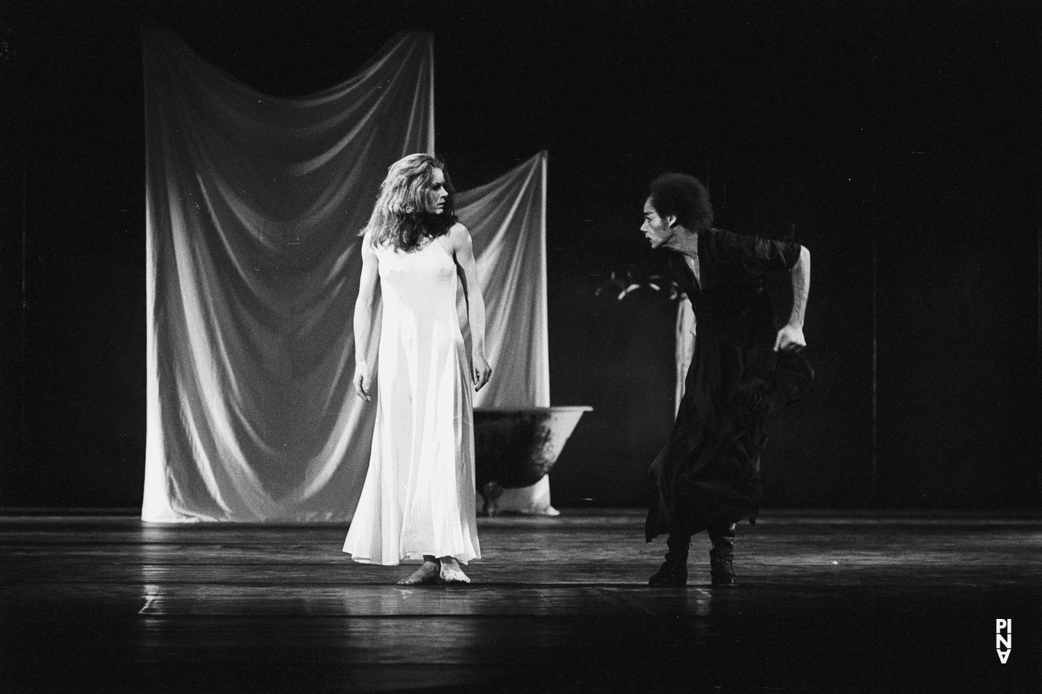 Carlos Orta und Malou Airaudo in „Iphigenie auf Tauris“ von Pina Bausch mit Tanztheater Wuppertal im Opernhaus Wuppertal (Deutschland), 20. April 1974