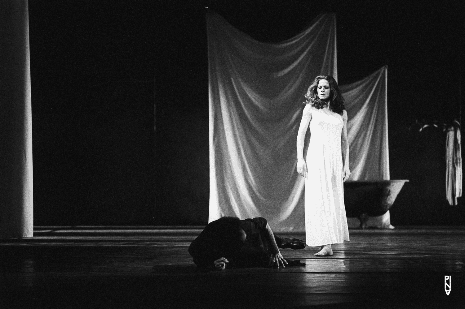Malou Airaudo dans « Iphigenie auf Tauris » de Pina Bausch avec Tanztheater Wuppertal à l'Opernhaus Wuppertal (Allemagne), 20 avril 1974