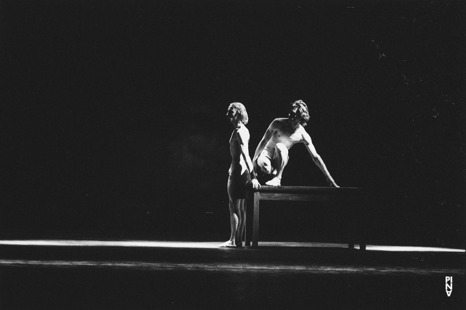 Dominique Mercy und Ed Kortlandt in „Iphigenie auf Tauris“ von Pina Bausch mit Tanztheater Wuppertal im Opernhaus Wuppertal (Deutschland), 20. April 1974