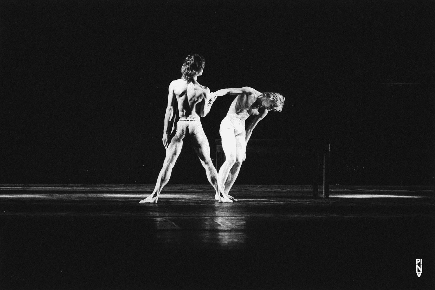 Ed Kortlandt et Dominique Mercy dans « Iphigenie auf Tauris » de Pina Bausch avec Tanztheater Wuppertal à l'Opernhaus Wuppertal (Allemagne), 20 avril 1974