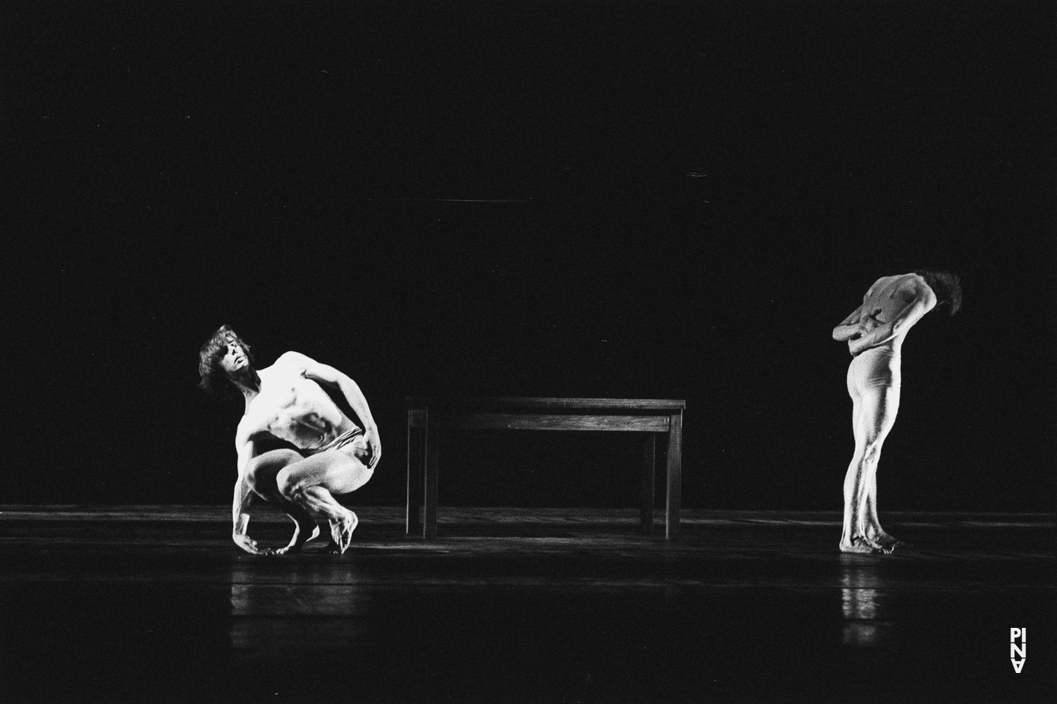 Dominique Mercy et Ed Kortlandt dans « Iphigenie auf Tauris » de Pina Bausch avec Tanztheater Wuppertal à l'Opernhaus Wuppertal (Allemagne), 20 avril 1974