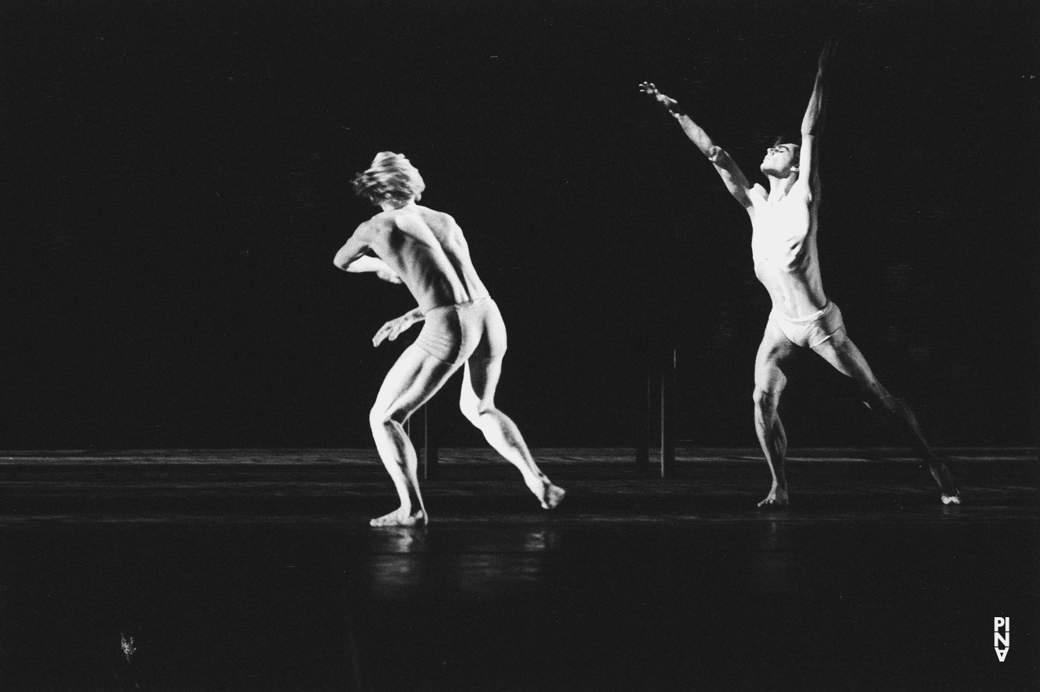 Dominique Mercy und Ed Kortlandt in „Iphigenie auf Tauris“ von Pina Bausch mit Tanztheater Wuppertal im Opernhaus Wuppertal (Deutschland), 20. April 1974