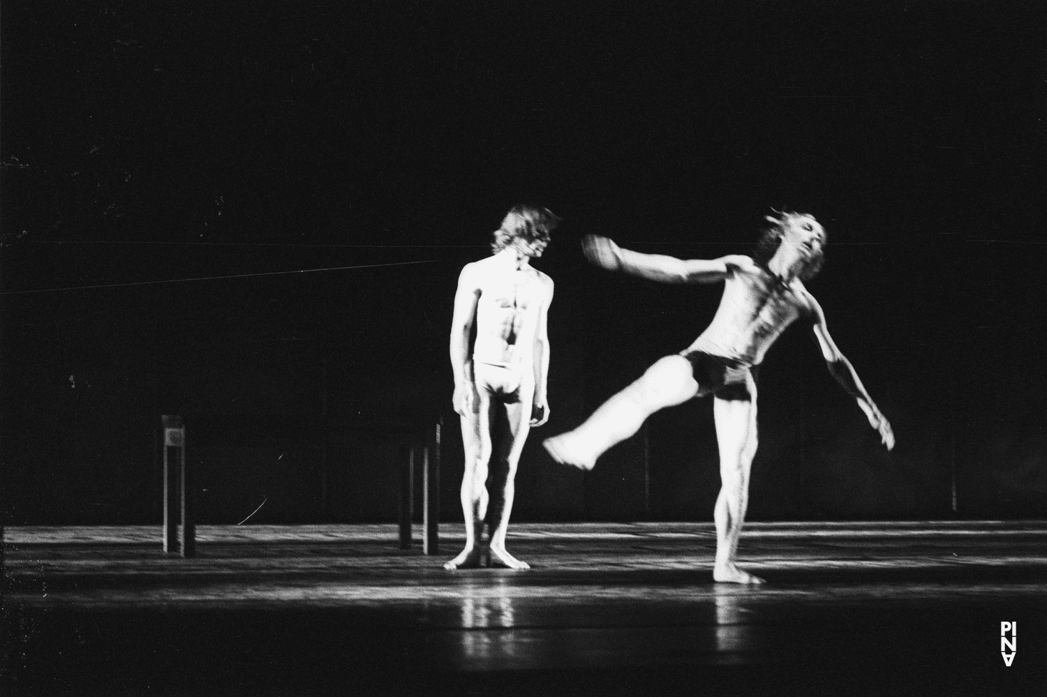 Dominique Mercy und Ed Kortlandt in „Iphigenie auf Tauris“ von Pina Bausch mit Tanztheater Wuppertal im Opernhaus Wuppertal (Deutschland), 20. April 1974