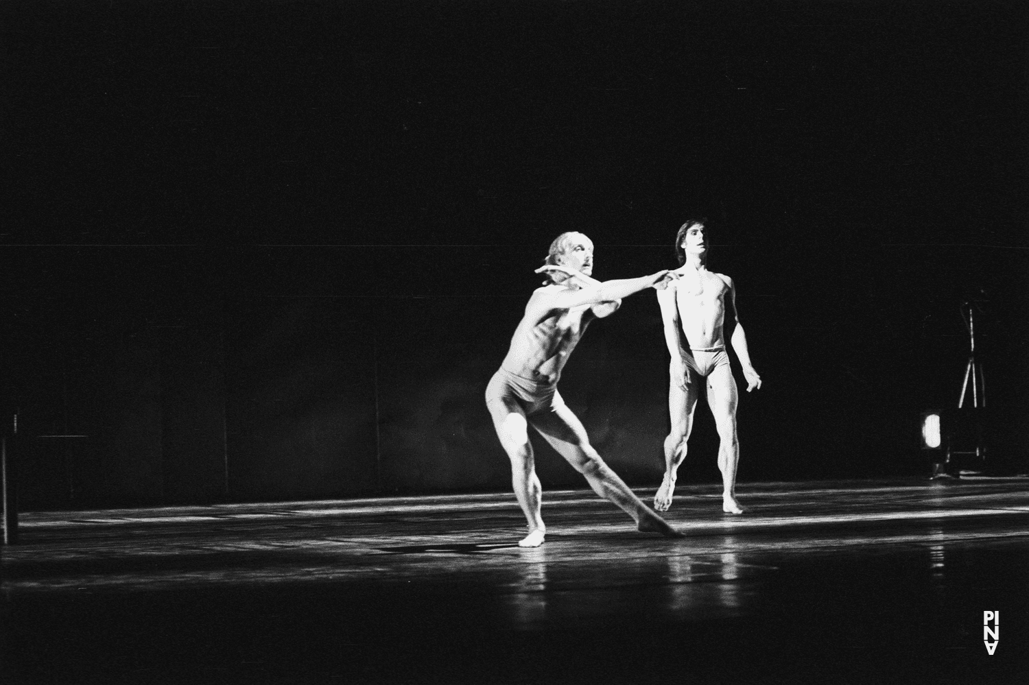 Dominique Mercy und Ed Kortlandt in „Iphigenie auf Tauris“ von Pina Bausch mit Tanztheater Wuppertal im Opernhaus Wuppertal (Deutschland), 20. April 1974